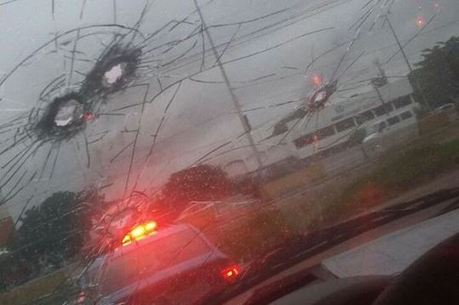 Tiros atingiram carro da equipe de vigilantes
