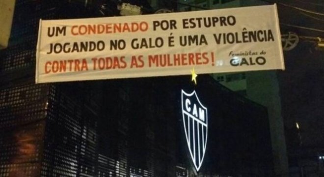 Faixa foi estendida por torcedoras em frente à sede do Atlético Mineiro