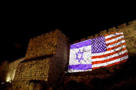 Muro em Jerusalém com as bandeiras de Israel e EUA hoje