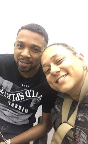 Rogério 157 apareceu sorrindo ao lado de uma policial em selfie