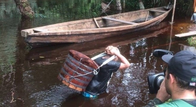 Conhecidos como "piaçabeiros", extrativistas se aventuram na Amazônia