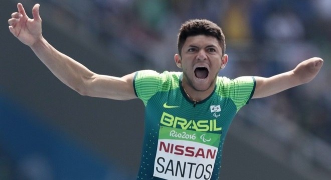 Petrúcio propõe desafio para quem acha que é fácil correr sem uma das mãos