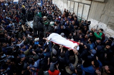 Militantes do Hamas carregam corpo após confronto