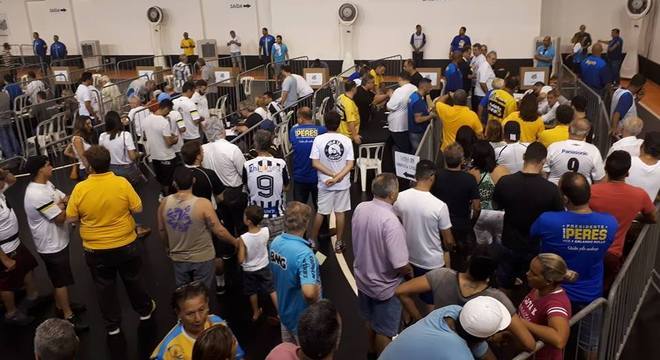 Sócios do Santos enfrentam filas maiores nas urnas 9 e 10 na Vila Belmiro