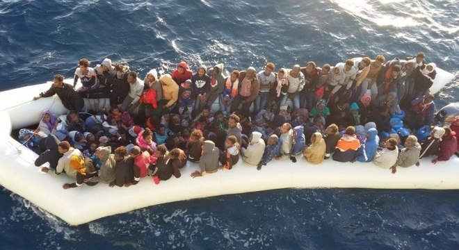 Migrantes resgatados pela Guarda Costeira da Líbia são levados para Tripoli