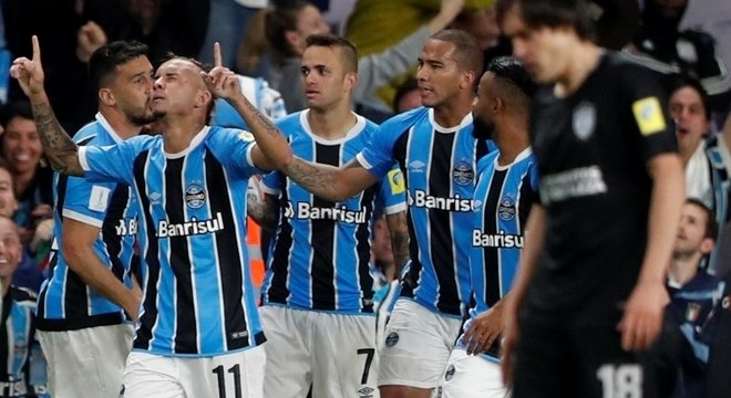 Geromel veste a 3 do Grêmio e vê experiência europeia como trunfo