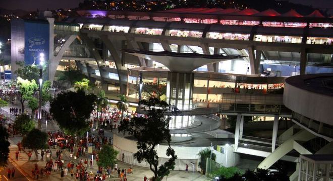 Centenas de torcedores do Flamengo invadiram Maracanã pelos portões E e F