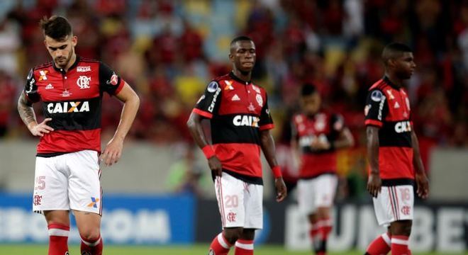 Jogadores do Flamengo lamentam perda do título para Independiente
