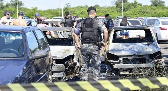 Brasa de uma churrasqueira teria começado incêndio no estacionamento Brasa de uma churrasqueira teria começado incêndio no estacionamento
