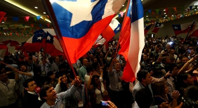 Apoiadores de Sebastián Piñera comemoram resultado das eleições no Chile