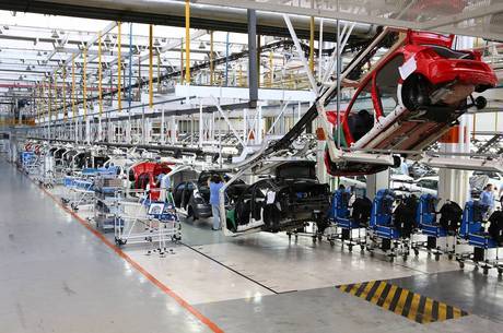 Produção industrial caiu em janeiro deste ano Produção industrial caiu em janeiro deste ano