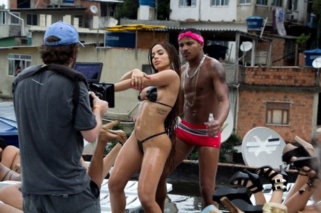 Anitta dança na laje ao som de Vai Malandra