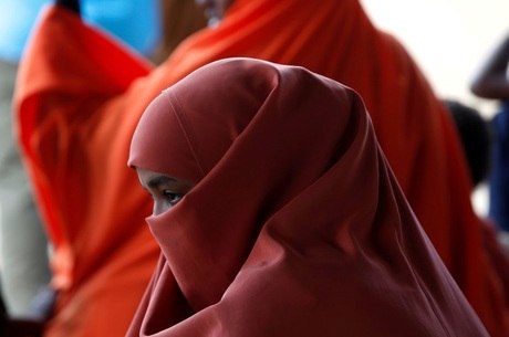 Mulher somali aguardando embarque para voltar ao seu país