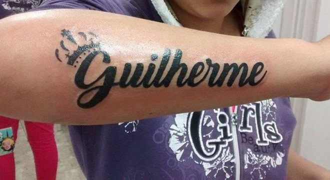 Esposa de Guilherme tatuou nome de jovem no braço