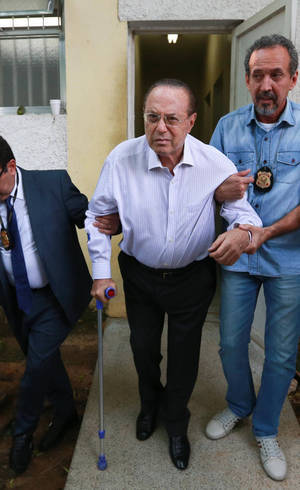 Maluf caminhava com ajuda de bengala ao chegar no IML Maluf caminhava com ajuda de bengala ao chegar no IML