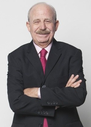 Renato Lombardi está em Noronha, sem terno e gravata