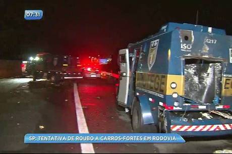 Suspeitos destruíram o carro, mas não levaram nada Suspeitos destruíram o carro, mas não levaram nada