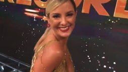 Apresentadora mostra como escolheu o presente do Especial Família Record (Reprodução)