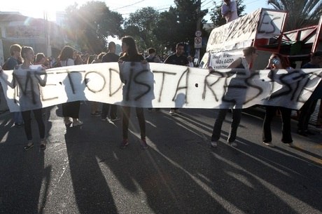 Professores e alunos protestaram contra demissões