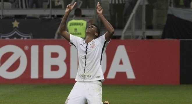 Jô comemora gol pelo Corinthians no Brasileirão 2017