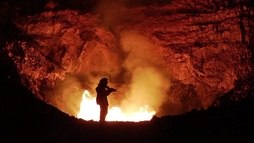 Conheça a fotógrafa que se
arrisca para fazer imagens dentro de vulcões ativos (Reprodução/BBC)