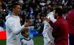 Cristiano Ronaldo e Messi se cumprimentam antes do começo da partida no Santiago Bernabéu