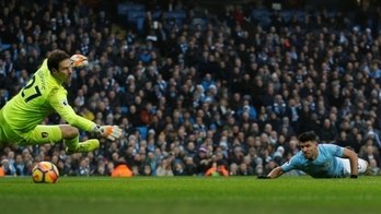 Agüero marca duas vezes na vitória do City. Veja todos jogos europeus (Lee Smith/Reuters - 23.12.2017)