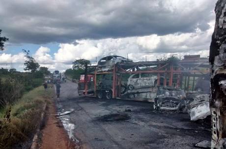 Carreta cegonheiro pegou fogo após o acidente