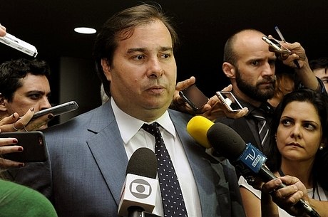 Maia aguarda pesquisa para decidir candidatura