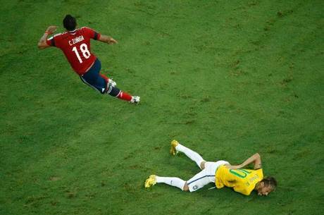 Zuñiga acertou Neymar nas quartas de final da Copa