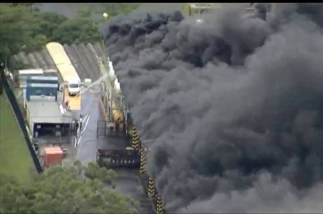 Incêndio atinge depósito em Osasco Incêndio atinge depósito em Osasco