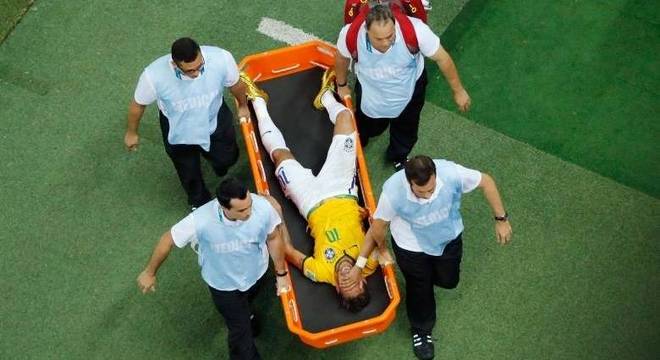 Neymar foi atingido nas costas nas quartas de final da Copa do Mundo de 2014
