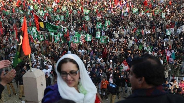 A ex-primeira-ministra do Paquistão Benazir Bhutto foi assassinada em 2007, em um caso recheado de mistério. Ela foi morta com tiros seguidos de um ataque suicida a bomba realizado por um garoto de 15 anos de idade ao retornar de um comício na cidade de Rawalpindi, semanas depois de retornar ao país após anos de exílio 