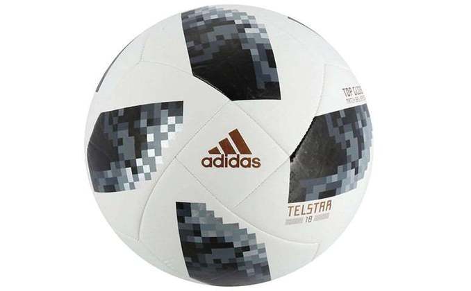 2018 - Para o Mundial da Rússia, a Adidas fez uma homenagem ao primeiro modelo e fez a Telstar-18, a primeira bola a receber um chip em uma copa, para ajudar a arbitragem. A partir das oitavas foi usada a Telstar Mechta (ambição, em russo), com detalhes em vermelho e preto.