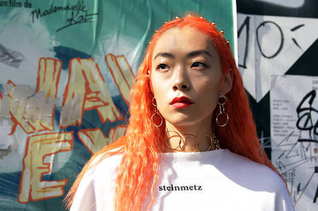 Modelo e cantora, Rina brilha com disco de estreia Modelo e cantora, Rina brilha com disco de estreia