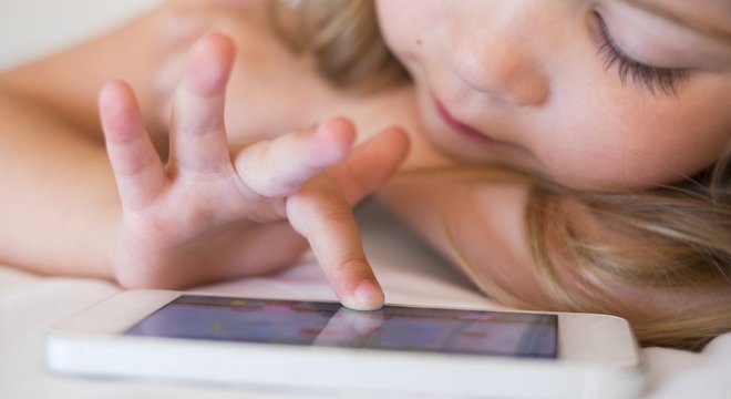 Luz azul, presente nas telas de celulares, tablets e computadores, inibe a secreção da melatonina