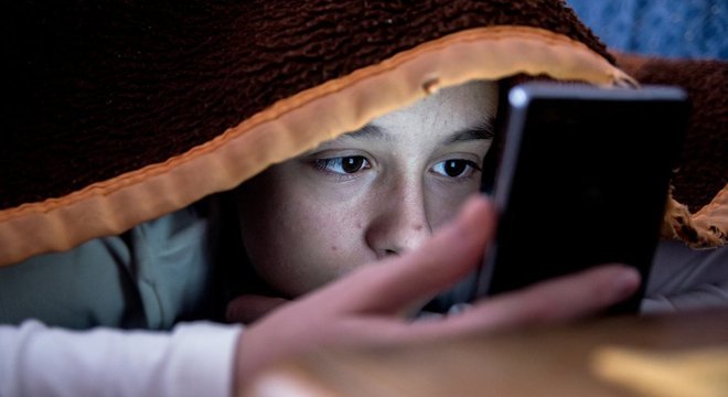 Mera expectativa de receber mensagens nas mídias sociais deixa crianças e adolescentes em estado de alerta, prejudicando o sono