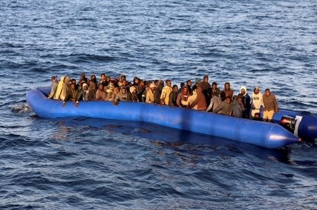 Migrantes atravessaram mar em bote inflável