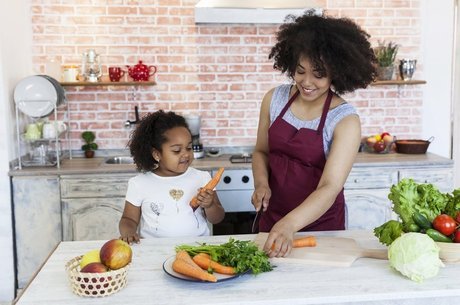 Permitir que a criança conheça e brinque com verduras e legumes é importante para vencer a aversão a esses alimentos Intensidade