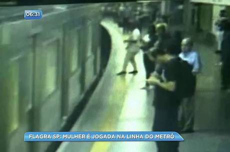 Mulher foi empurrada nos trilhos do Metrô em SP Mulher foi empurrada nos trilhos do Metrô em SP