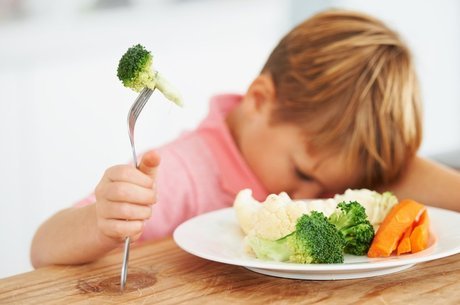 Resistência a alimentos novos durante os primeiros anos da infância tem raízes genéticas, sociais e até evolutivas