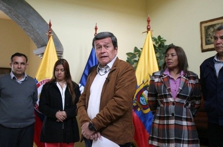 Delegação do governo colombiano deixou Quito na quarta-feira