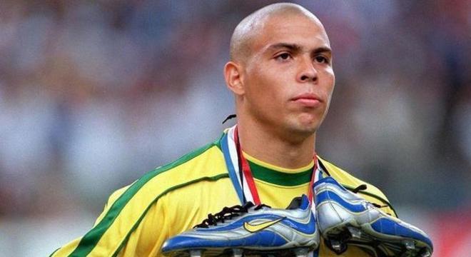 Ronaldo foi quem começou a fazer de tudo para mostrar as chuteiras Nike