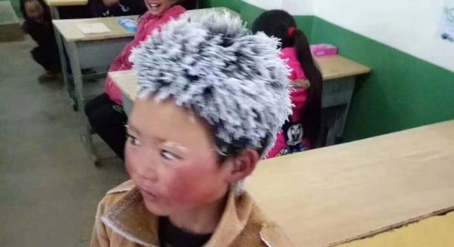Foto do pequeno Wang, com o cabelo e as sobrancelhas cobertos de neve, viralizou na internet