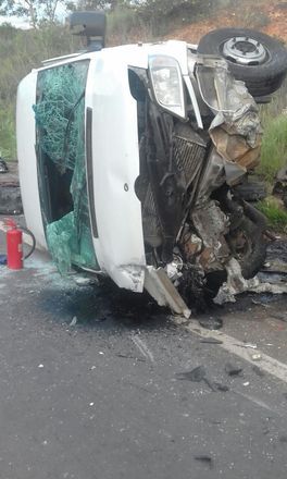 Um grave acidente envolvendo cinco veículos deixou sete mortos e 39 feridos na BR-251, na altura do município de Grão Mogol, na região norte de Minas Gerais, neste sábado (13). Veja as fotos a seguir