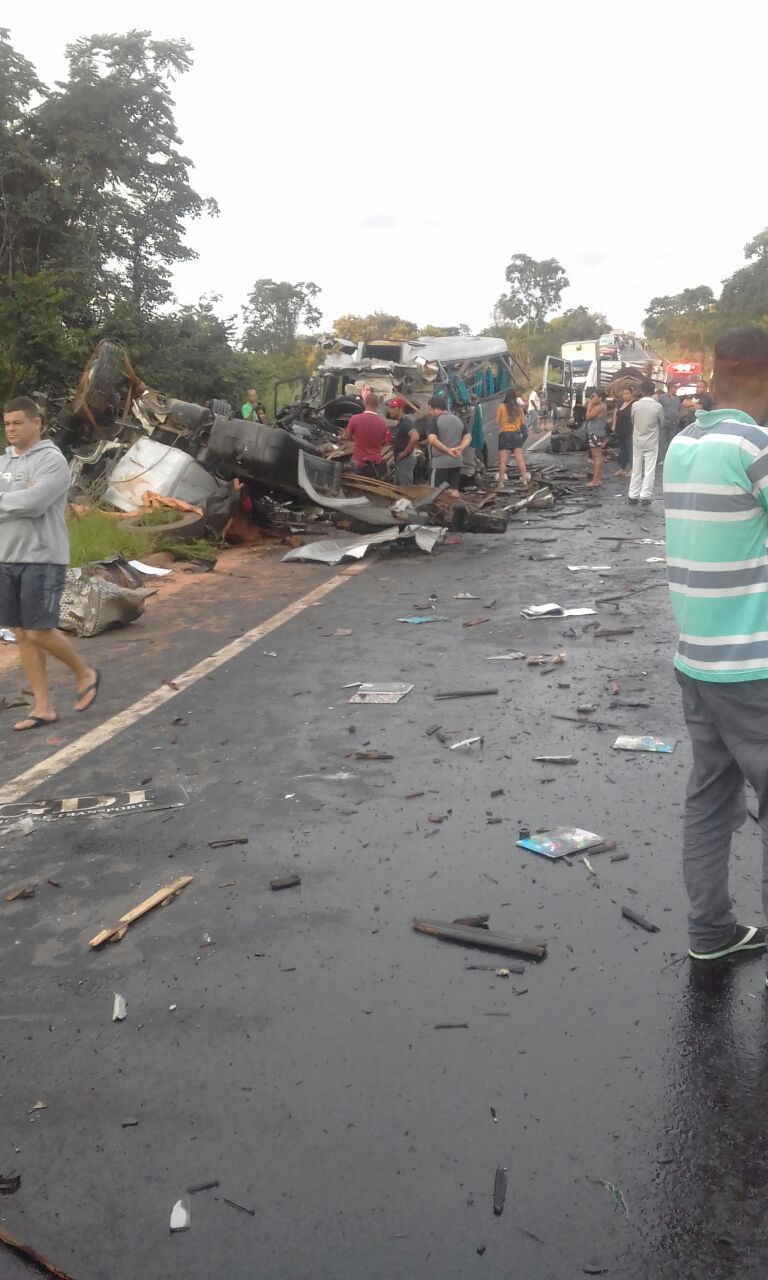 Acidente na BR-251 mata 13 e deixa 39 feridos no norte de MG