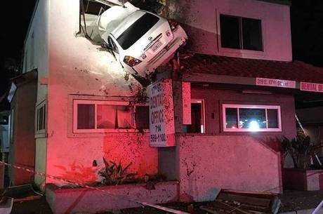 Carro destrói parede de prédio na Califórnia