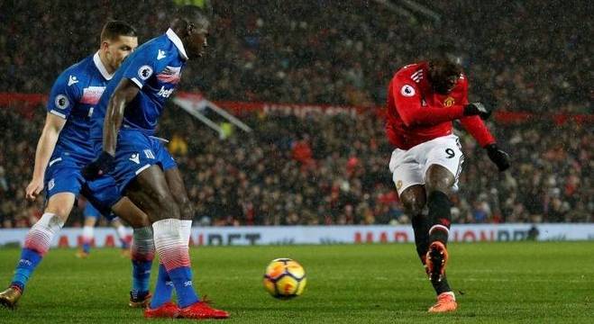 Romelu Lukaku marcou terceiro gol do Manchester United sobre Stoke City