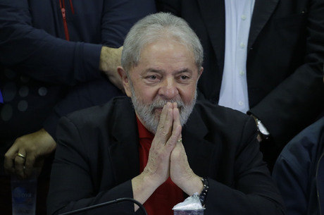 Lula foi condenado por Moro a 9 anos e 6 meses de prisão