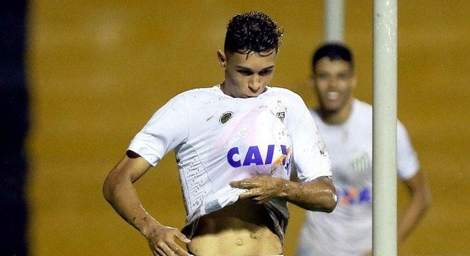 Vitor Mendes dedicou o gol ao seu filho. A namorada, porém, não estava grávida